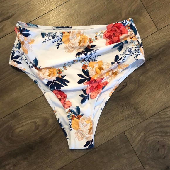 Cupshe White Floral Shirred High Waist Swimsuit Bottoms (M) - Picture 4 of 8